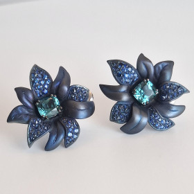         Weißgold, Ohrringe, Catherine Sauvage Ohrstecker 004-4976 750/-WG mit Blütenaufsatz aus Titan mit blauen Saphiren und 2 Indigolithen 004-4976