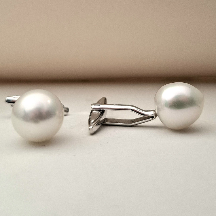 Accessoires,  Catherine Sauvage Manschettenknöpfe 770-0059 "Knebel" 750/- WG mit 2 Südsee-Zuchtperltropfen weiß-rosé 