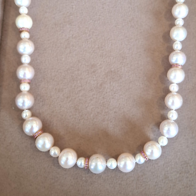 Halsschmuck,  Catherine Sauvage Collier 740-2113 "Roitelet" mit Zucht-Flußperlen und Akoya-Zuchteperlen, 750/-RG-Rondellen mit pinken Saphiren, Länge ca. 45 cm 