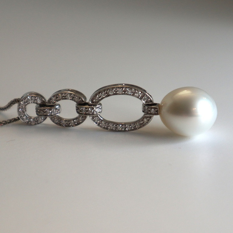 Halsschmuck,  Catherine Sauvage Anhänger mit Kette 940-0059 "Boutique" 750/-WG mit 1 Südsee-Zuchtperltropfen und Diamanten 