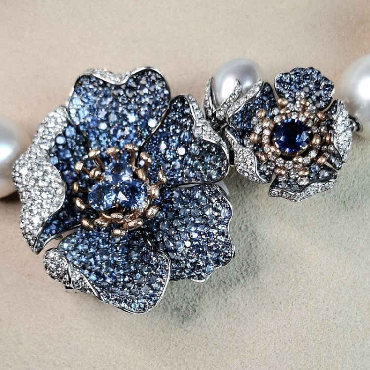 Accessoires,  Catherine Sauvage Blüten-Schließe 930-0019 750/-WG/RG mit 1 Südsee-Keshi Zuchtperle, Diamanten, blaue Saphire 