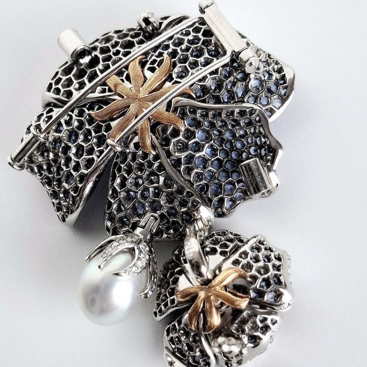 Catherine Sauvage Blüten-Schließe 930-0019 750/-WG/RG mit 1 Südsee-Keshi Zuchtperle, Diamanten, blaue Saphire - Bild 3 